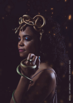 Make-up, Haare, Idee | Model: Joy Adéníkè | Foto: Christoph Radl | Hatpiece: Lisa Sam